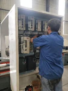 雙頭螺桿銑正在抓緊生產(chǎn)中